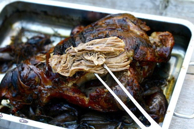 Lammekølle, langtidsstegt med hvidløg, rosmarin og rødvin