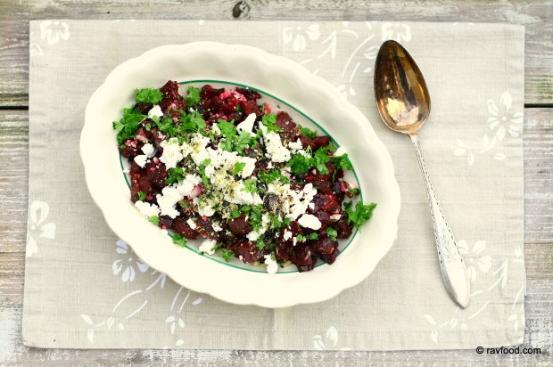 Bagt rødbedesalat med feta, hvidløg og persille