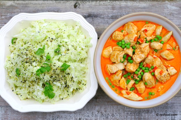 Rød karrykylling og spidskålsris