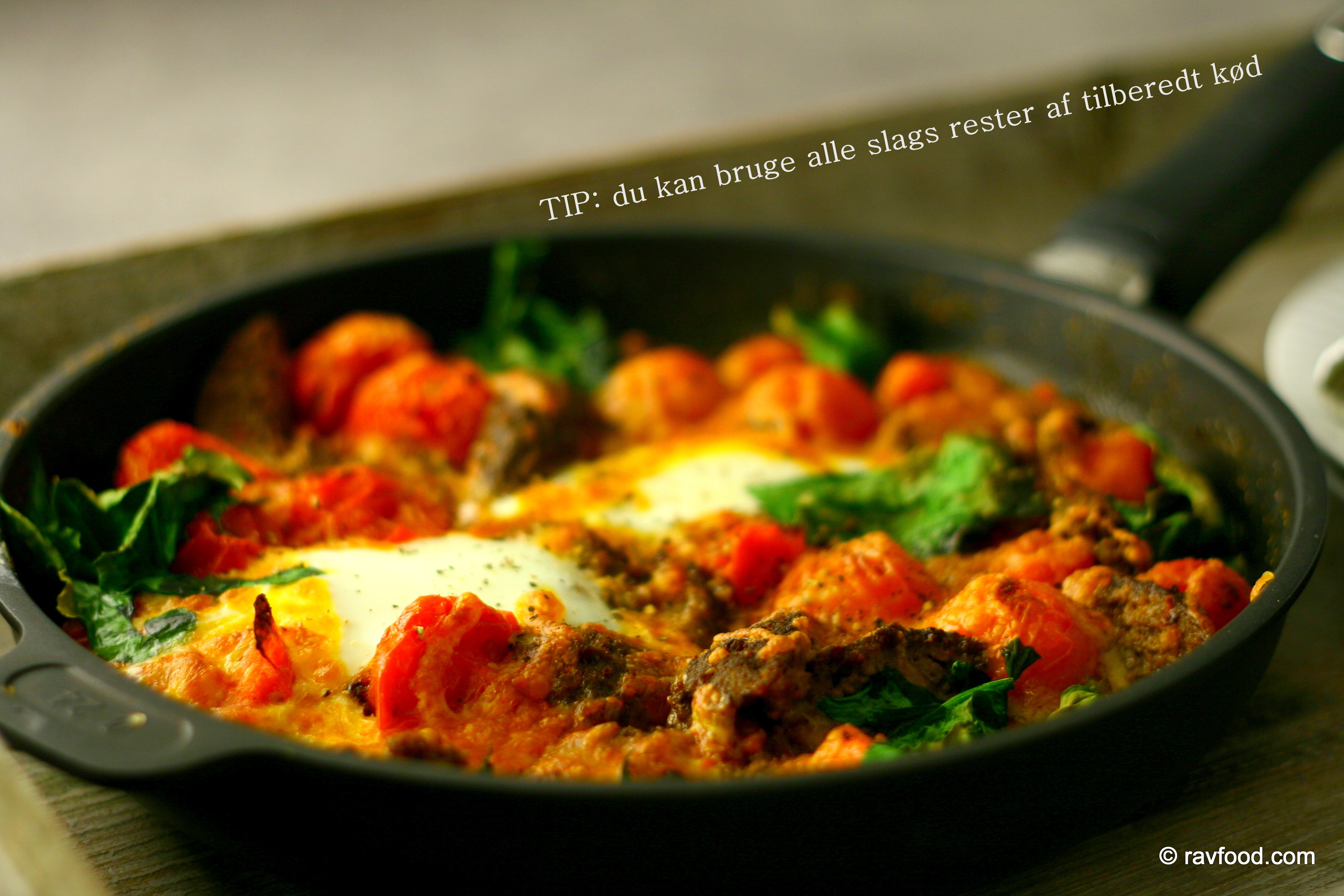Hverdagspande med bøf, tomat, spinat og spejlæg – Ravfood