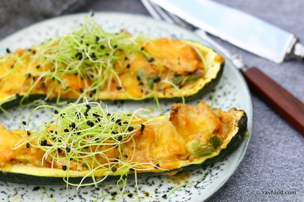 Ovnbagte squashbåde med kylling og asparges