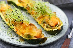 Ovnbagte squashbåde med kylling og asparges