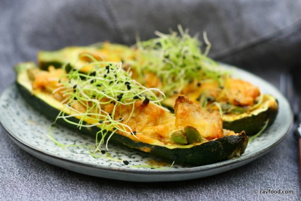 Ovnbagte squashbåde med kylling og asparges