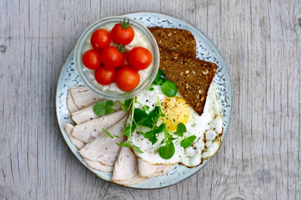 Spejlægmad med kamsteg og grønt