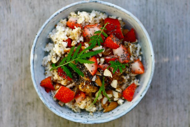 Havregrød med mandler, chia og bær