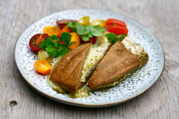 Panini med skinke, ost og pesto