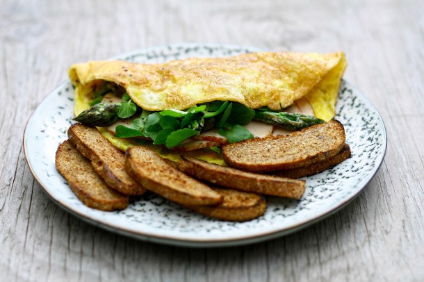 Omelet med skinke, asparges og rugbrødschips