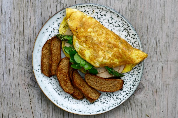 Omelet med skinke, asparges og rugbrødschips