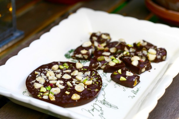 Chokoladebrud med flagesalt, hassel- og pistacienødder