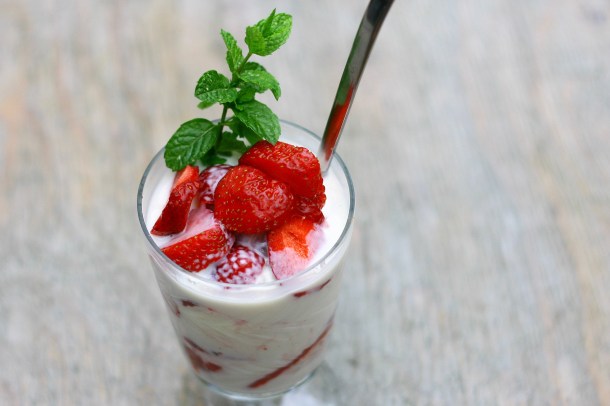 Jordbær med skyr/ proteincreme og vaniljeis
