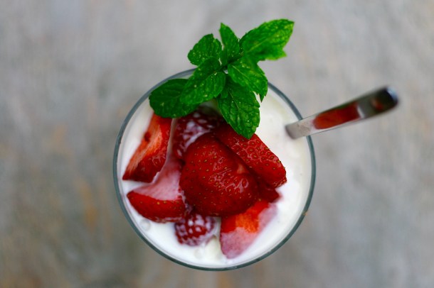 Jordbær med skyr/ proteincreme og vaniljeis