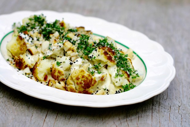 Bagt blomkål med macadamia, karse og sennepscreme