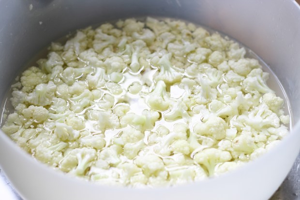 Blomkålsalat med bacon, græskarkerner og vindruer