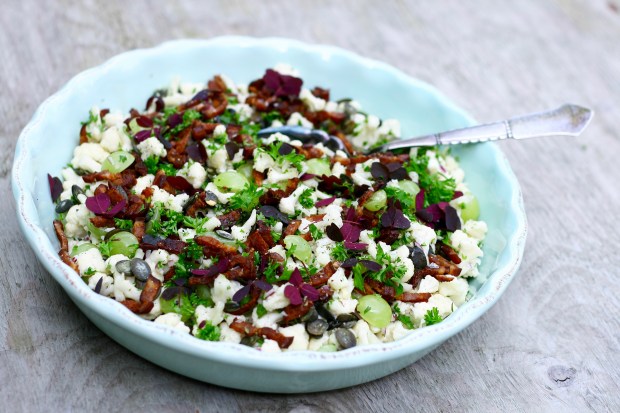 Blomkålsalat med bacon, græskarkerner og vindruer