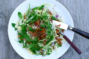 Bacon & cheese salat med vinaigrettedressing med bagte hvidløg