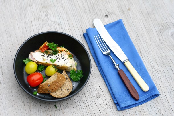 Kylling med 2 slags pesto, tomat og ost