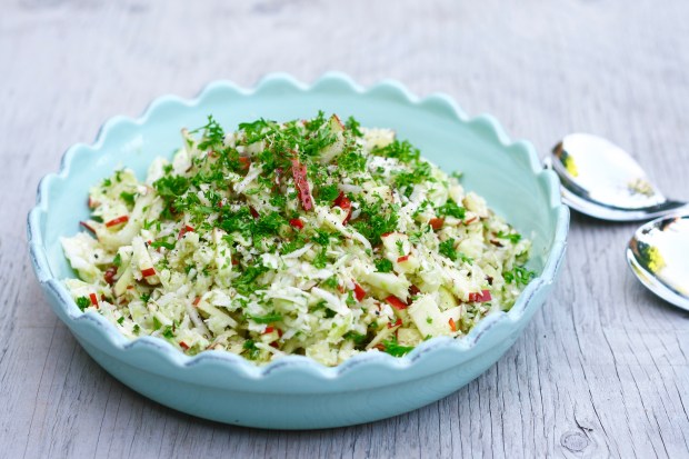 Råkost med spidskål, æble, persille og hasselnødder