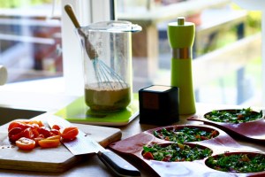 Grønkålstærte med skinke, løg og hytteost.