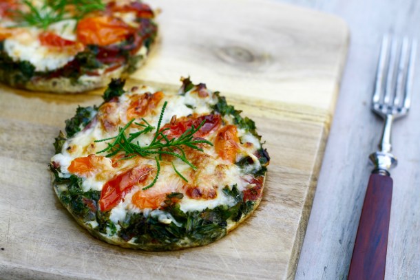 Grønkålstærte med skinke, løg og hytteost.