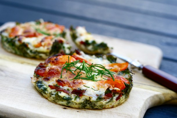 Grønkålstærte med skinke, løg og hytteost.