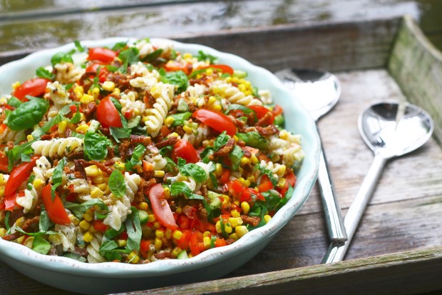 Pikant pastasalat med bacon og grønt
