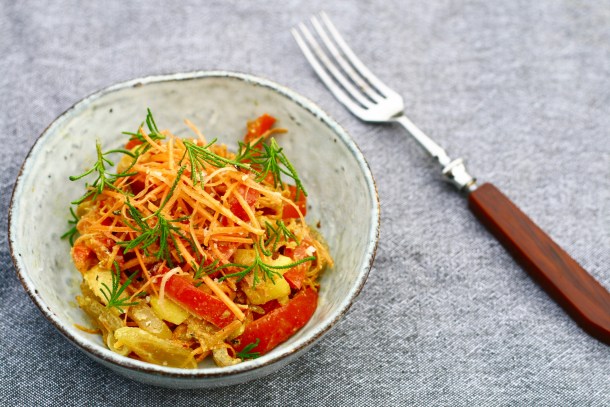 Kinesiek grøntsagsblanding med karry