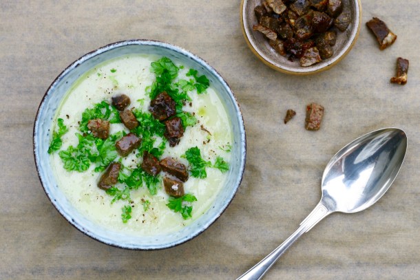 Blomkål/ jordskokkesuppe med kødcroutoner