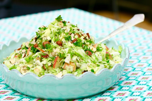 Krammet spidskål med æbler, hasselnødder og mormordressing