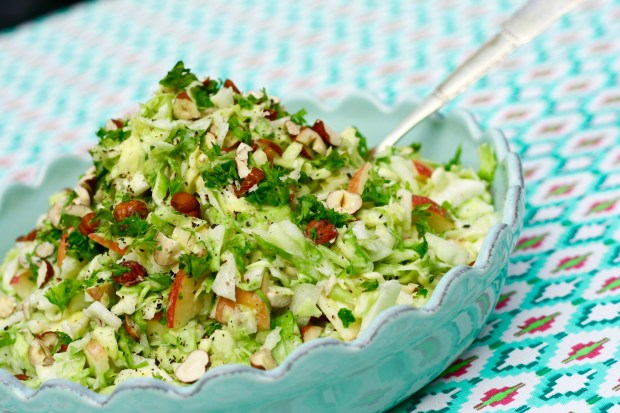 Krammet spidskål med æbler, hasselnødder og mormordressing