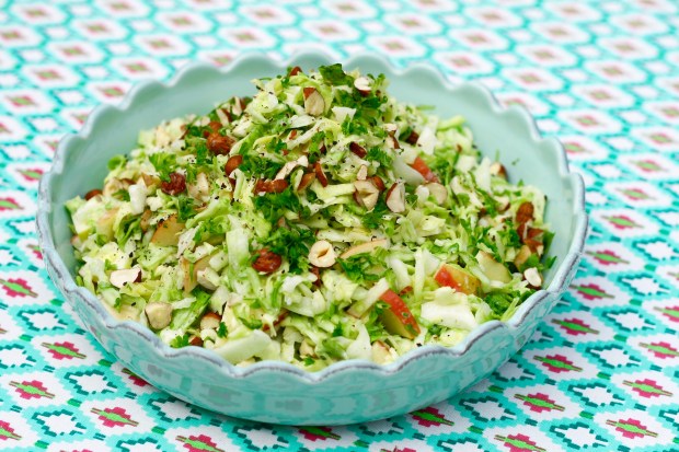 Krammet spidskål med æbler, hasselnødder og mormordressing