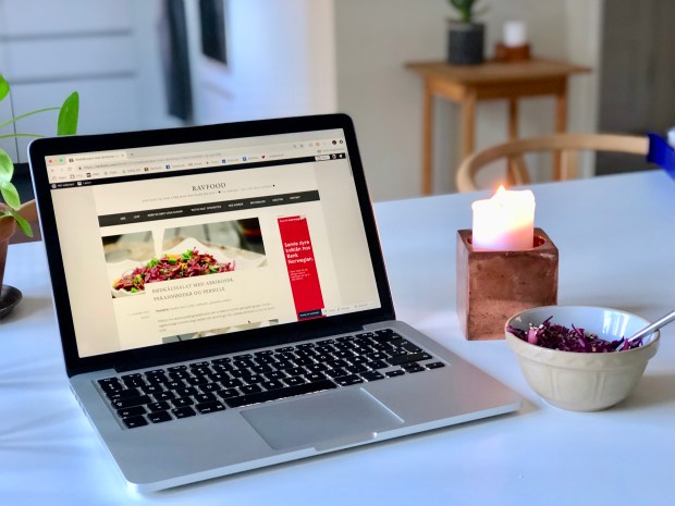 Rødkålssalat med æble og sesamfrø