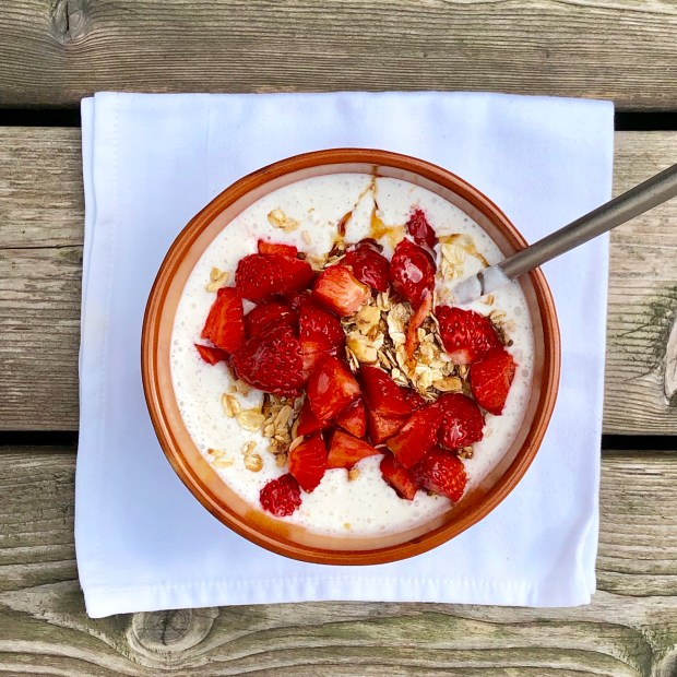 Skyrkoldskål med müsli og jordbær